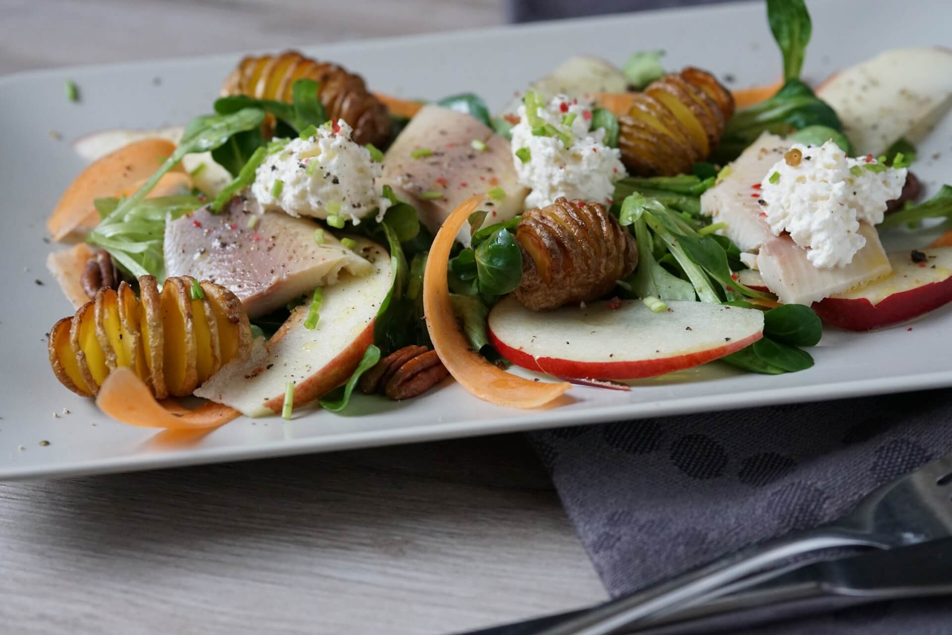 geräuchertes Forellenfilet auf Salatbett mit Oberskren - The Apricot Lady