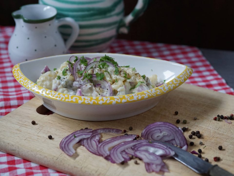 Rezept Kartoffelsalat mit Mayonnaise und sauren Gurken (leichte Variante)